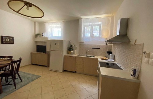 Stoupa Apartamento | Beautiful Basement Apartment with Private Terrace