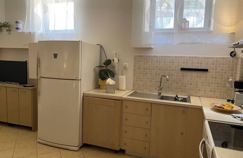 Stoupa Apartamento | Beautiful Basement Apartment with Private Terrace