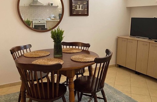 Stoupa Apartamento | Beautiful Basement Apartment with Private Terrace