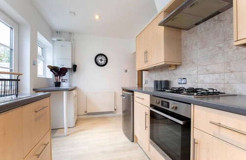 Montpellier Casa | Beautiful Bath Road Retreat with Log Burner