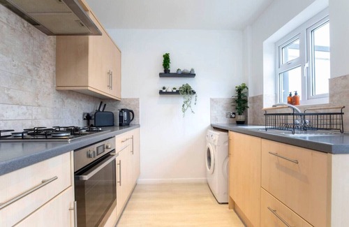 Montpellier Casa | Beautiful Bath Road Retreat with Log Burner