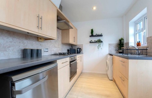 Montpellier Casa | Beautiful Bath Road Retreat with Log Burner