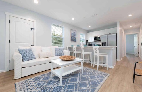 Neptune Beach Apartamento | Beautiful Beach Condo - walk to the beach!