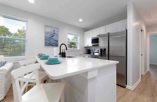 Neptune Beach Apartamento | Beautiful Beach Condo - walk to the beach!