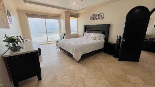 Villa del Mar Apartamento | Beautiful Beach Front Condo near Downtown