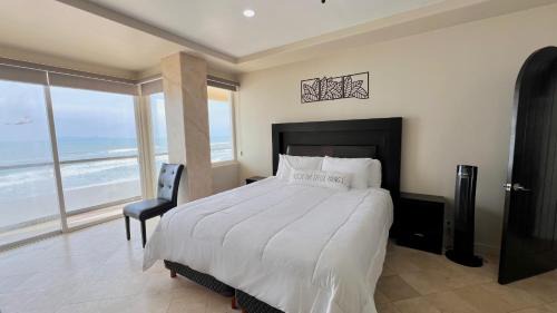 Villa del Mar Apartamento | Beautiful Beach Front Condo near Downtown