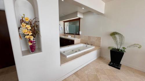 Villa del Mar Apartamento | Beautiful Beach Front Condo near Downtown