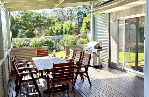 Cowes Casa | Beautiful beach home just minutes walk to Cowes Beach, restaurants and shops.