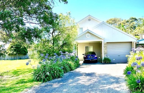 Cowes Casa | Beautiful beach home just minutes walk to Cowes Beach, restaurants and shops.