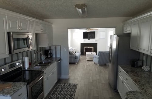 Ormond Beach Manors Casa | Un hermoso bungalow junto a la playa completamente remodelado.