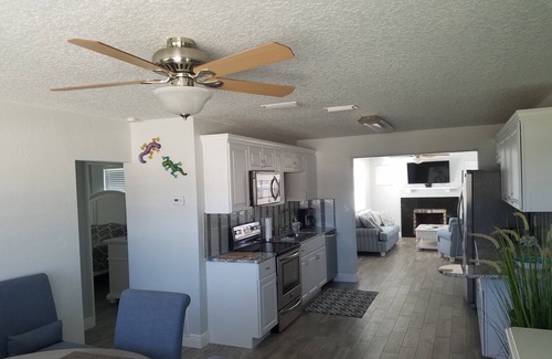 Ormond Beach Manors Casa | Un hermoso bungalow junto a la playa completamente remodelado.