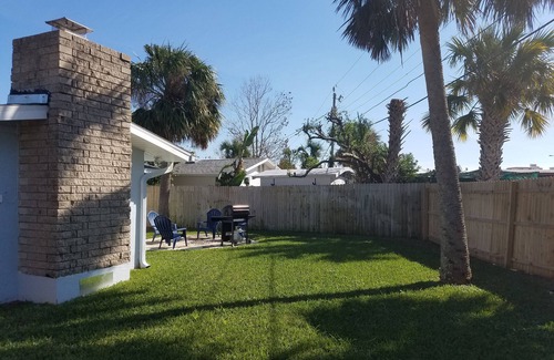 Ormond Beach Manors Casa | Un hermoso bungalow junto a la playa completamente remodelado.
