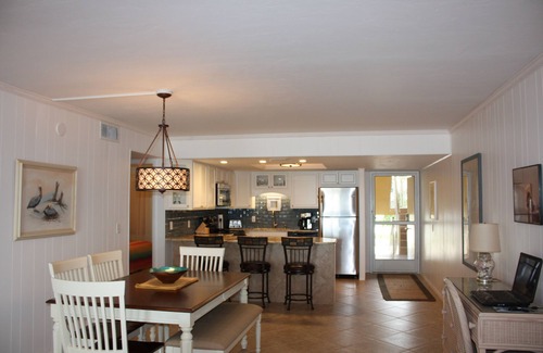 Fort Myers Beach Condominio | Hermoso condominio frente al mar frente al mar, renovado y nuevo en el mercado