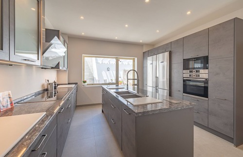 Nueva Milla de Oro Villa | Beautiful Beach Villa on the "New Golden Mile" in Estepona - 8 bedrooms