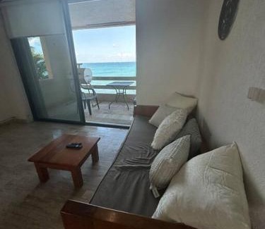 Puerto Juárez Apartamento | Beautiful Beachfront Apartment with Pool Relaxing Getaway