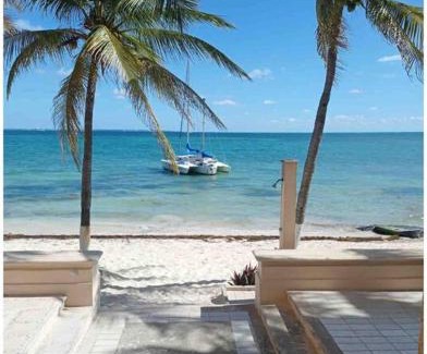 Puerto Juárez Apartamento | Beautiful Beachfront Apartment with Pool Relaxing Getaway