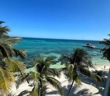 Puerto Juárez Apartamento | Beautiful Beachfront Apartment with Pool Relaxing Getaway