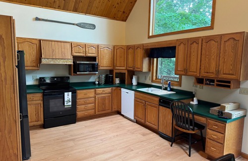 Hancock County Chalet De Esquí | Beautiful beachfront chalet with southern exposure on Green Lake,Dedham, Maine.