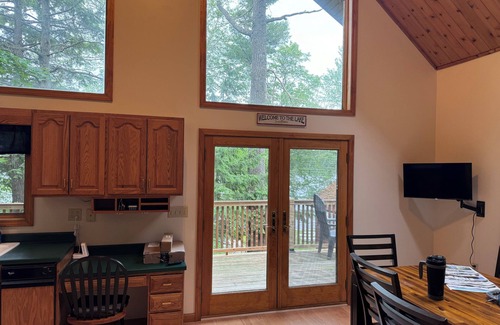 Hancock County Chalet De Esquí | Beautiful beachfront chalet with southern exposure on Green Lake,Dedham, Maine.