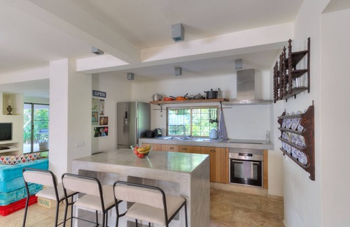 Can Furnet Villa | Hermosa villa bohemia para 7 personas cerca de Jesús con exuberantes jardines tropicales y una gran piscina