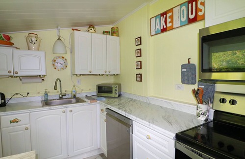 Jamestown Cabaña | Beautiful Bonita is a charming, privately owned 2-bedroom lake front cottage