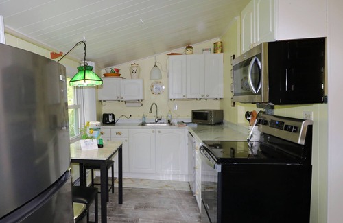 Jamestown Cabaña | Beautiful Bonita is a charming, privately owned 2-bedroom lake front cottage