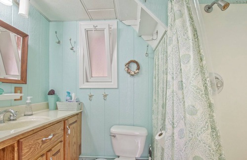 Jamestown Cabaña | Beautiful Bonita is a charming, privately owned 2-bedroom lake front cottage