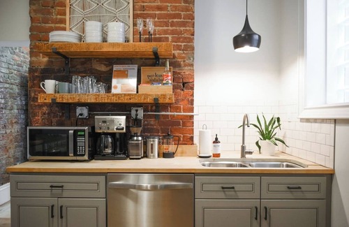 East Allegheny Apartamento | Beautiful Brick Space, Minutes to Everything!