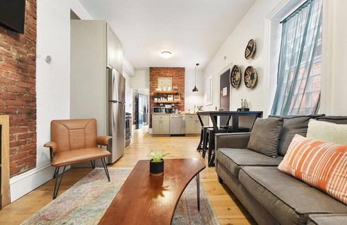 East Allegheny Apartamento | Beautiful Brick Space, Minutes to Everything!