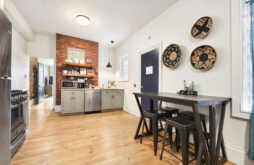 East Allegheny Apartamento | Beautiful Brick Space, Minutes to Everything!