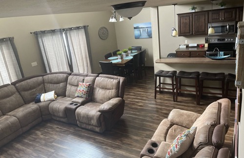 Arnolds Park Cabina | Beautiful Bridges Bay Cabin w 3BD + Loft, 2.5Bath, 1717 sq ft, 6 daily waterpark