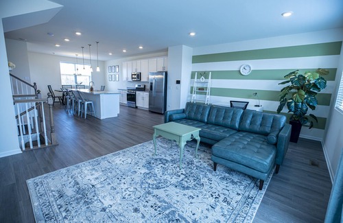 Grayslake Casa | Beautiful Bright Modern Townhome, 3 bdrm, 2.5 bath, pets allowed.