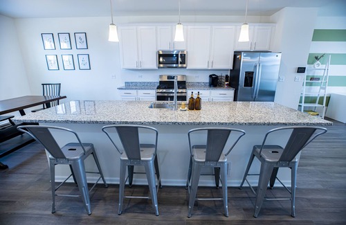 Grayslake Casa | Beautiful Bright Modern Townhome, 3 bdrm, 2.5 bath, pets allowed.