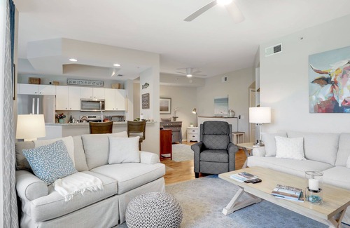 Naples Condominio | Sunny, bright 1st Floor 2BR/2Bth - Private Golf, Pickleball, Tennis, more!