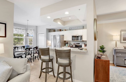 Naples Condominio | Sunny, bright 1st Floor 2BR/2Bth - Private Golf, Pickleball, Tennis, more!