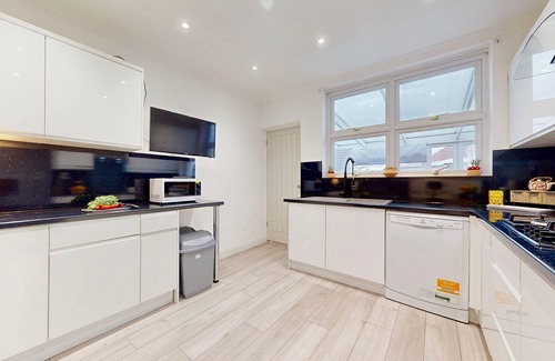 Brampton Casa | Beautiful Bungalow with Large Driveway and Garden in Bexleyheath