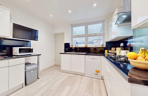 Brampton Casa | Beautiful Bungalow with Large Driveway and Garden in Bexleyheath