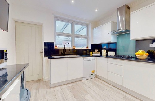 Brampton Casa | Beautiful Bungalow with Large Driveway and Garden in Bexleyheath