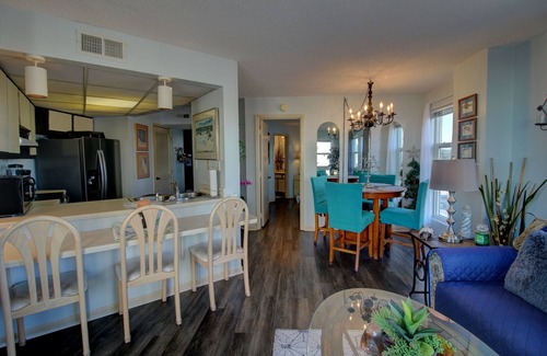 McCutcheon Field Condominio | Beautiful condo with personal balcony in our oceanfront complex .