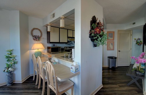 McCutcheon Field Condominio | Beautiful condo with personal balcony in our oceanfront complex .