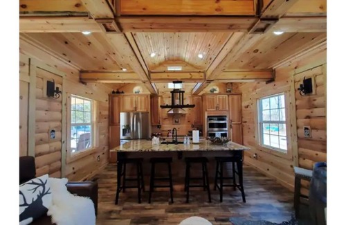 Frenchburg Cabina | Beautiful Cabin 18 miles from RRG - Hot Tub WiFi Fire pit Lake