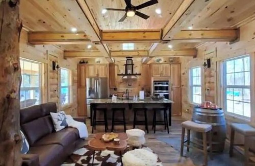 Frenchburg Cabina | Beautiful Cabin 18 miles from RRG - Hot Tub WiFi Fire pit Lake