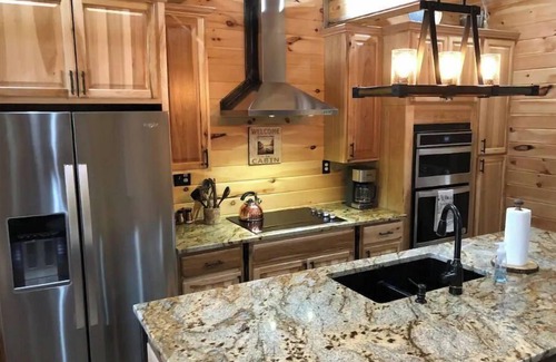 Frenchburg Cabina | Beautiful Cabin 18 miles from RRG - Hot Tub WiFi Fire pit Lake