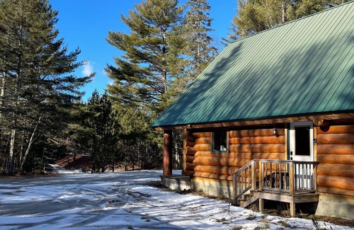 Franklin County Cabina | Beautiful Cabin, 20 minutes to Sugarloaf, on ITS trail…the perfect getaway.