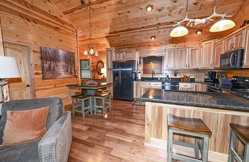 Tarheel Cabina | Beautiful cabin 5 min to Murphy, screened in deck with gas fire pit & hot tub