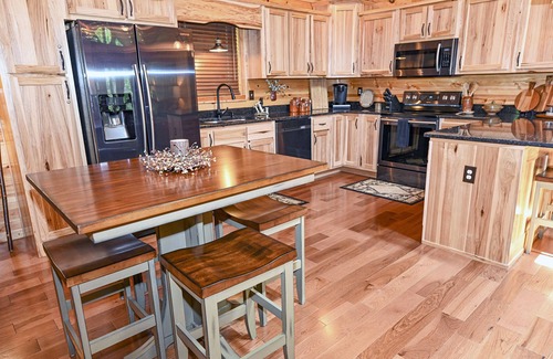 Tarheel Cabina | Beautiful cabin 5 min to Murphy, screened in deck with gas fire pit & hot tub