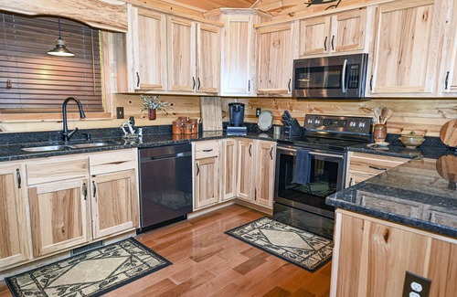 Tarheel Cabina | Beautiful cabin 5 min to Murphy, screened in deck with gas fire pit & hot tub
