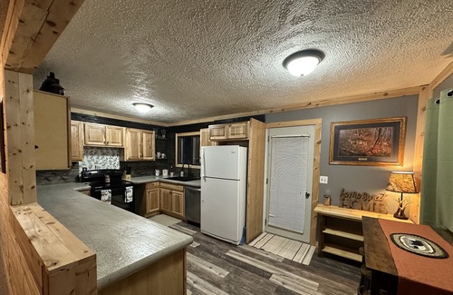 Lewiston Casa | Beautiful cabin-full garage, bring your toys, minutes from trails & town