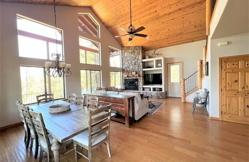 Sierra Pines Cabina | Beautiful CABIN in AZ, GAMEROOM, Deck/Patio VIEWS, QUIET, 1 PM CHECK IN AND OUT!