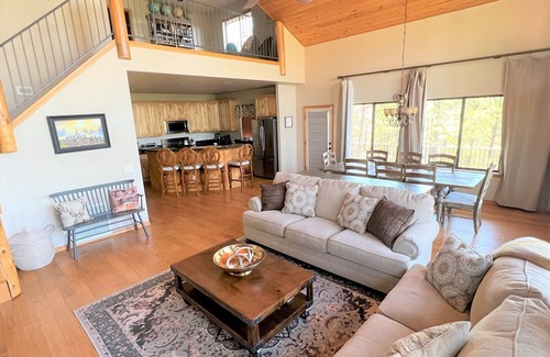 Sierra Pines Cabina | Beautiful CABIN in AZ, GAMEROOM, Deck/Patio VIEWS, QUIET, 1 PM CHECK IN AND OUT!